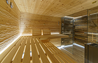 individuelle LED-Linienleuchten in einer Sauna